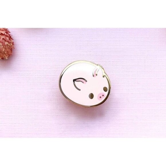 Pig Bun Enamel Pin - Gold Plated Kawaii Animal Jewelry & Brooch - Picture 5 of 7